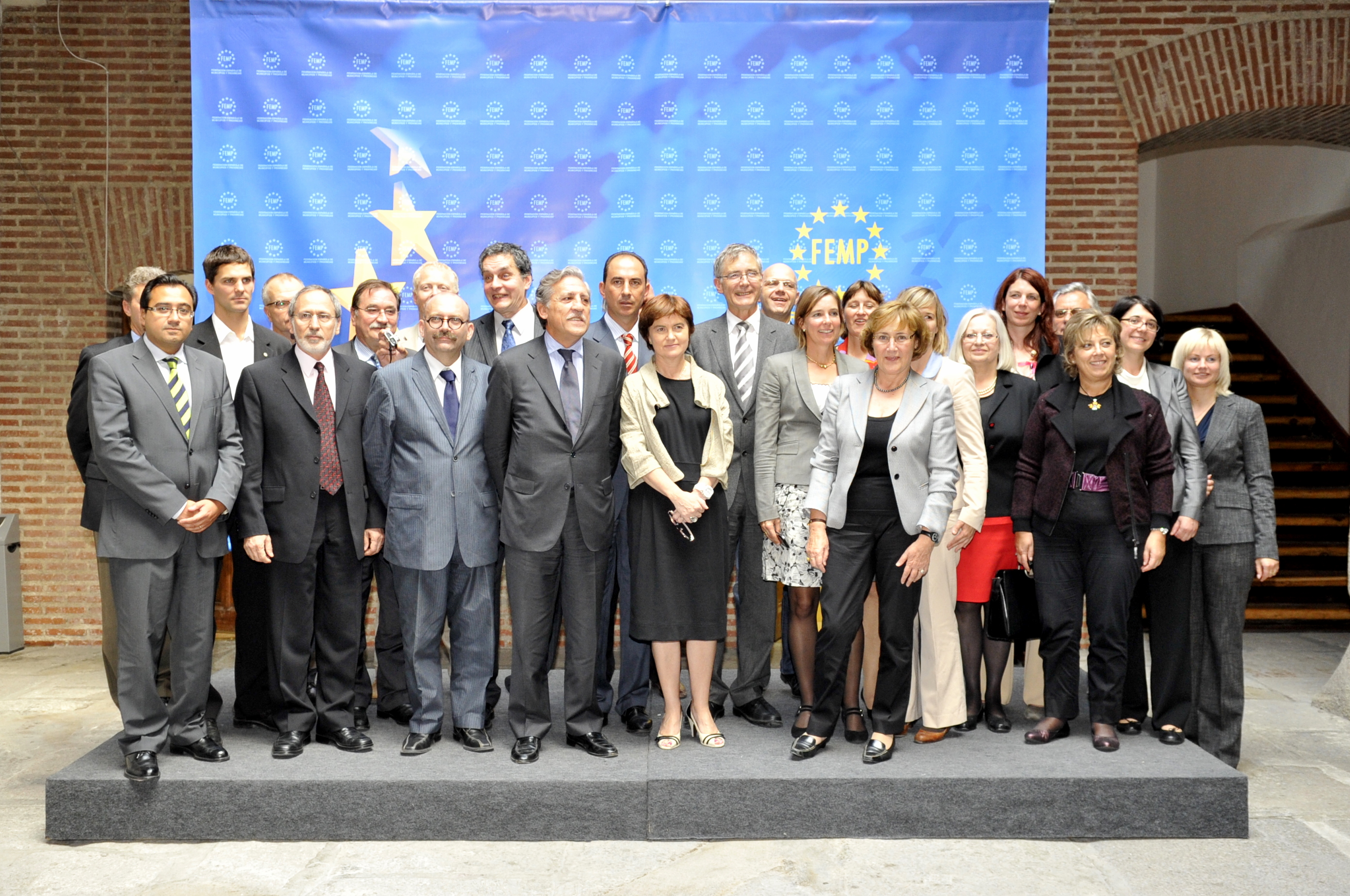 Los asistentes pasan junto al Secretario de Estado para la Unión Europea, Diego López Garrido
